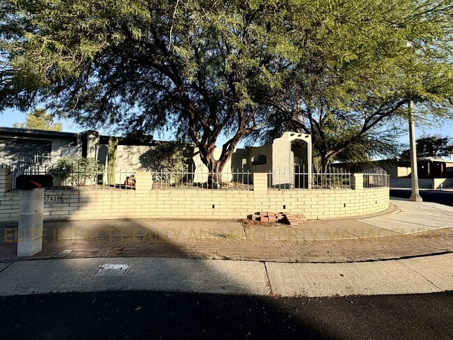 7429 E 45th St in Tucson, AZ - Building Photo - Building Photo