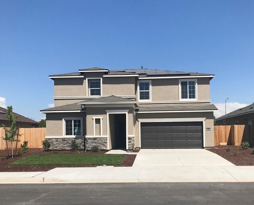 1065 S Argyle Ave in Fowler, CA - Building Photo