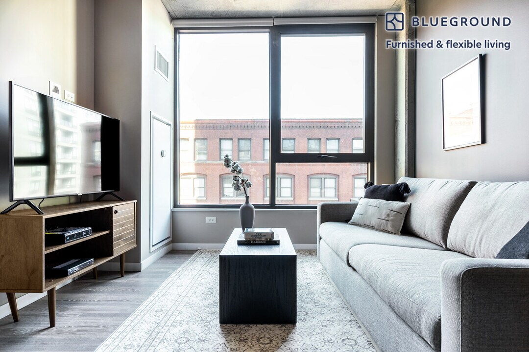 939 W Washington Blvd in Chicago, IL - Building Photo