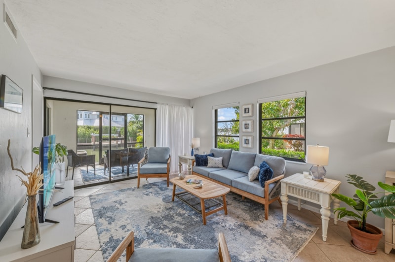 1334 Chesapeake Ave in Naples, FL - Building Photo