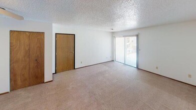 1727 N Grandview Ln in Bismarck, ND - Building Photo - Building Photo