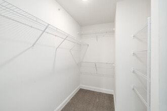 The Residences at LeMoyne Manor in Liverpool, NY - Foto de edificio - Interior Photo