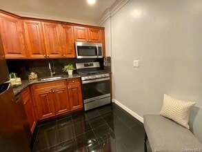 327 Brook Ave in Bay Shore, NY - Building Photo - Building Photo