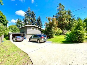 14510 SE 42nd Pl in Bellevue, WA - Building Photo - Building Photo