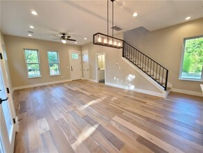 907 E 44th St in Austin, TX - Building Photo - Building Photo