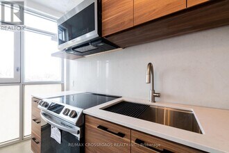 3333 Dundas St W in Toronto, ON - Building Photo - Building Photo