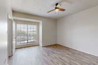 9747 Whitehurst Dr, Unit 70 in Dallas, TX - Building Photo - Building Photo