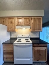 15812 SE Division St in Portland, OR - Foto de edificio - Building Photo