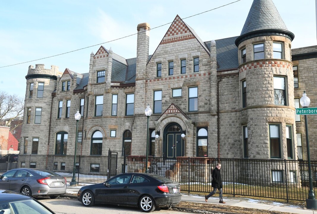 81 Peterboro St in Detroit, MI - Foto de edificio