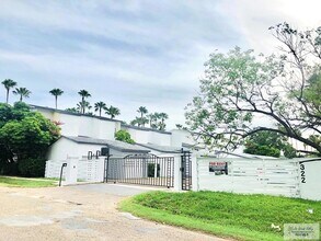 322 McFadden Dr in Brownsville, TX - Foto de edificio - Building Photo