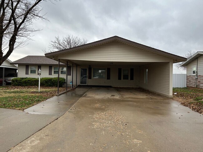 1025 W Terry St in Slaton, TX - Building Photo - Building Photo