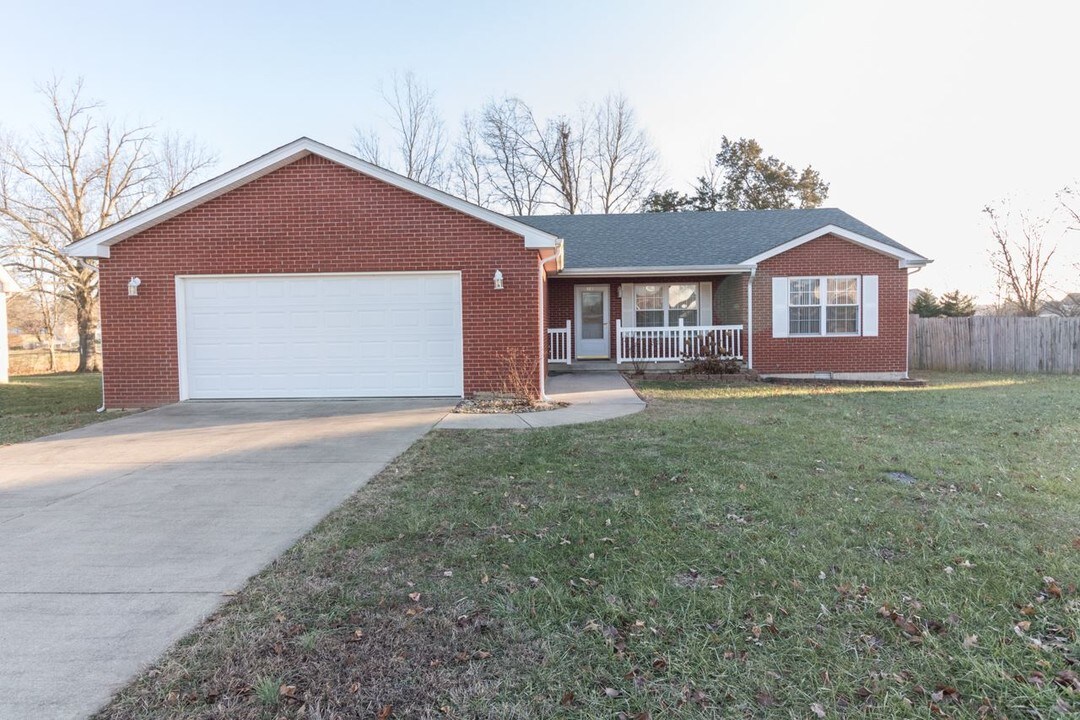 318 Emmaus Cir in Elizabethtown, KY - Building Photo