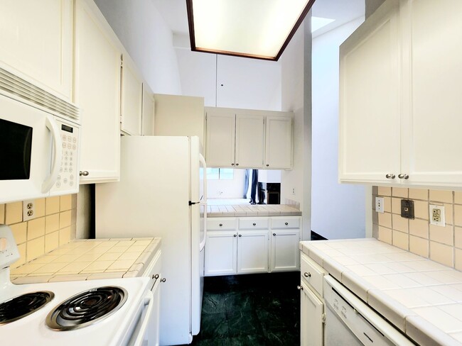 939 Laurel St in San Carlos, CA - Building Photo - Building Photo