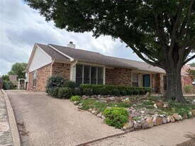 2428 Chestnut Way in Bedford, TX - Building Photo