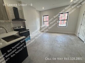 90 Lander St in Newburgh, NY - Building Photo