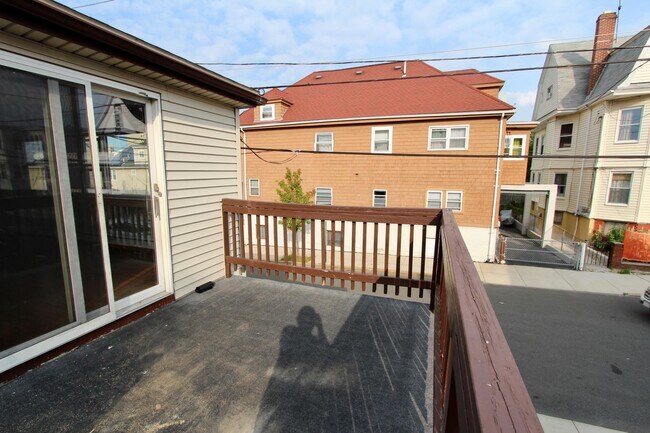 627 Beach St, Unit 2R in Revere, MA - Building Photo - Building Photo