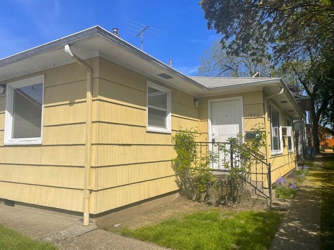 property at 1031-1033 Saginaw St S