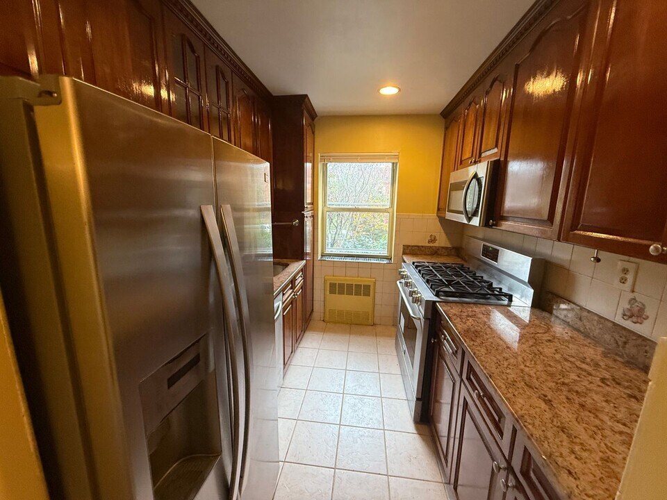 63-11 110th St in Queens, NY - Foto de edificio