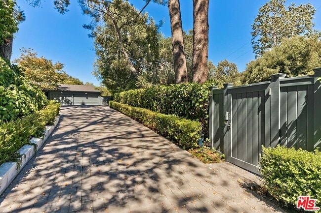 11911 Ashdale Ln in Los Angeles, CA - Building Photo - Building Photo