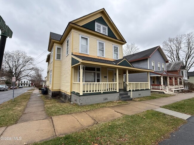 38 State St in Saratoga Springs, NY - Foto de edificio - Building Photo