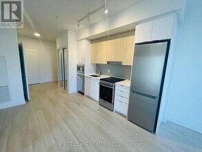 5105 Hurontario St in Mississauga, ON - Building Photo - Building Photo