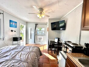 517 Kanuga Dr in West Palm Beach, FL - Building Photo - Building Photo