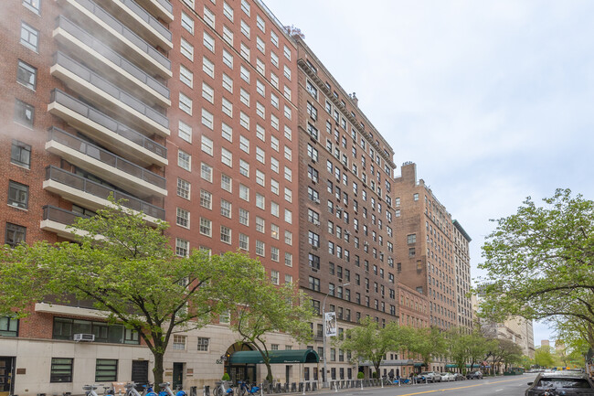 44-50 E 72nd St in New York, NY - Foto de edificio - Building Photo