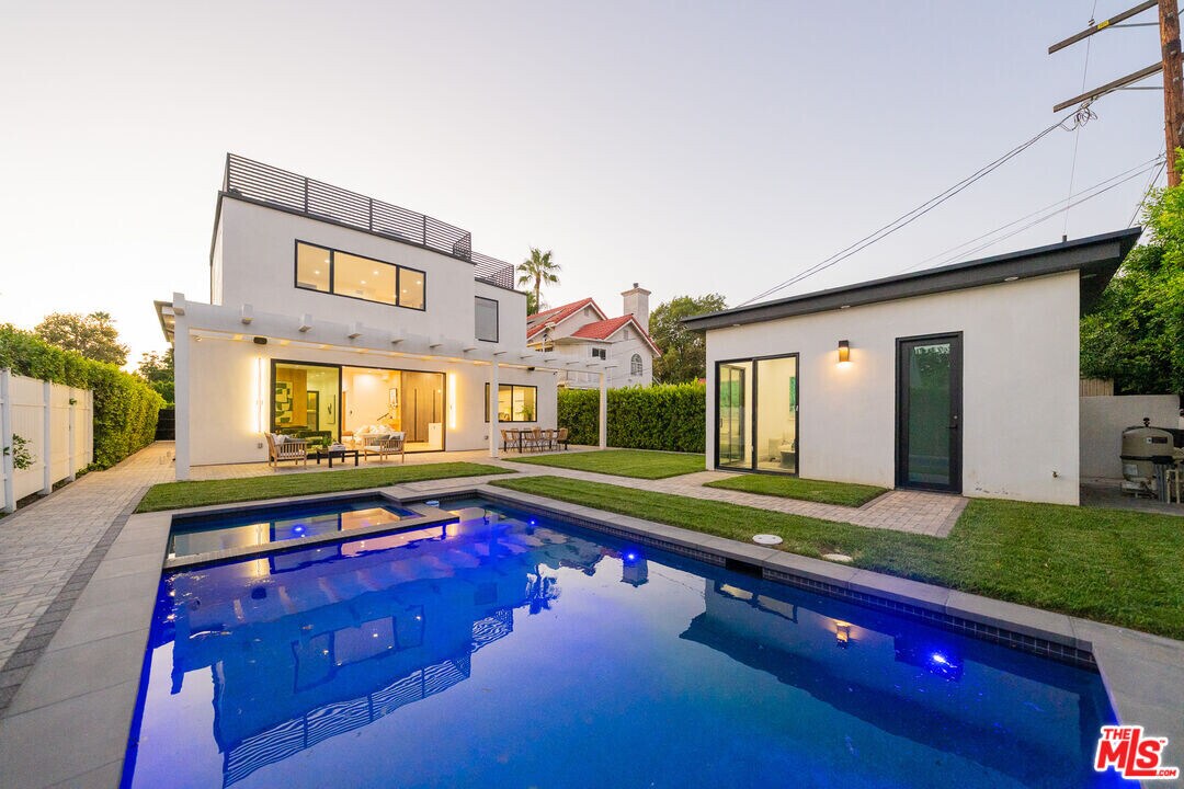 4532 Calhoun Ave in Los Angeles, CA - Building Photo