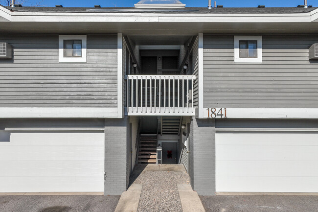 Walnut Trails Townhome Apartments in Eagan, MN - Foto de edificio - Building Photo