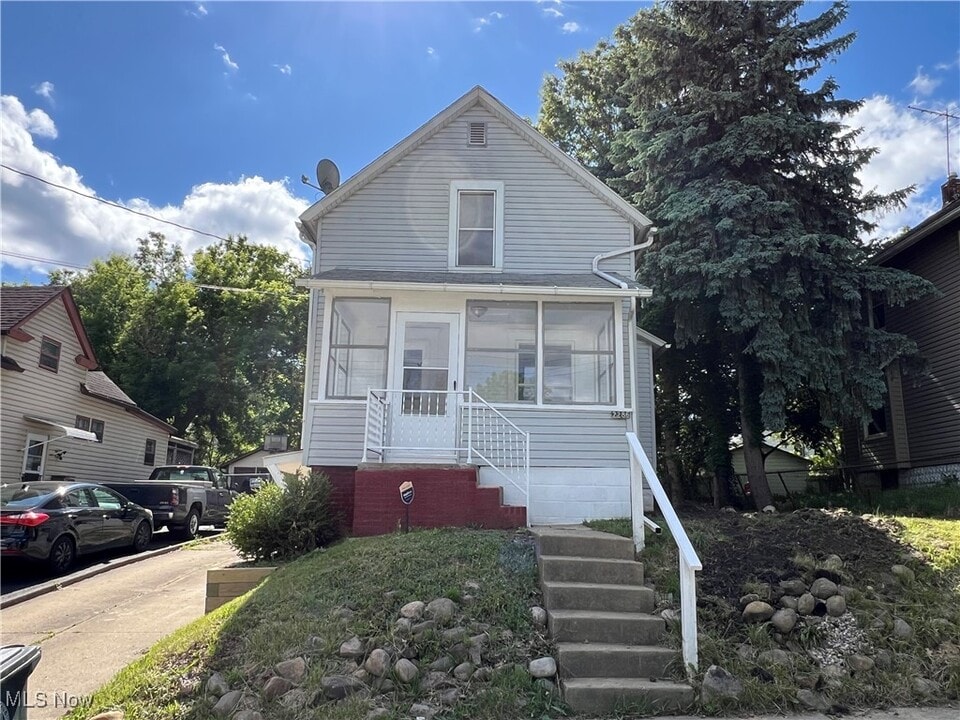 2286 6th St SW in Akron, OH - Building Photo