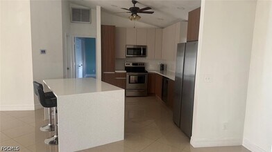 1319 SW 10th Pl in Cape Coral, FL - Building Photo - Building Photo