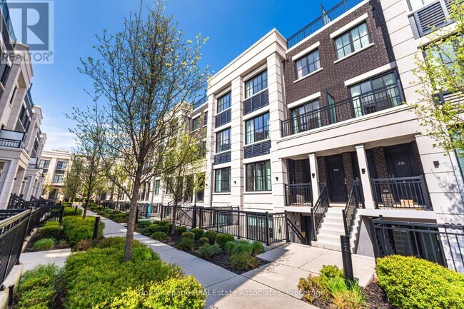 665 Cricklewood Dr. in Mississauga, ON - Building Photo - Building Photo