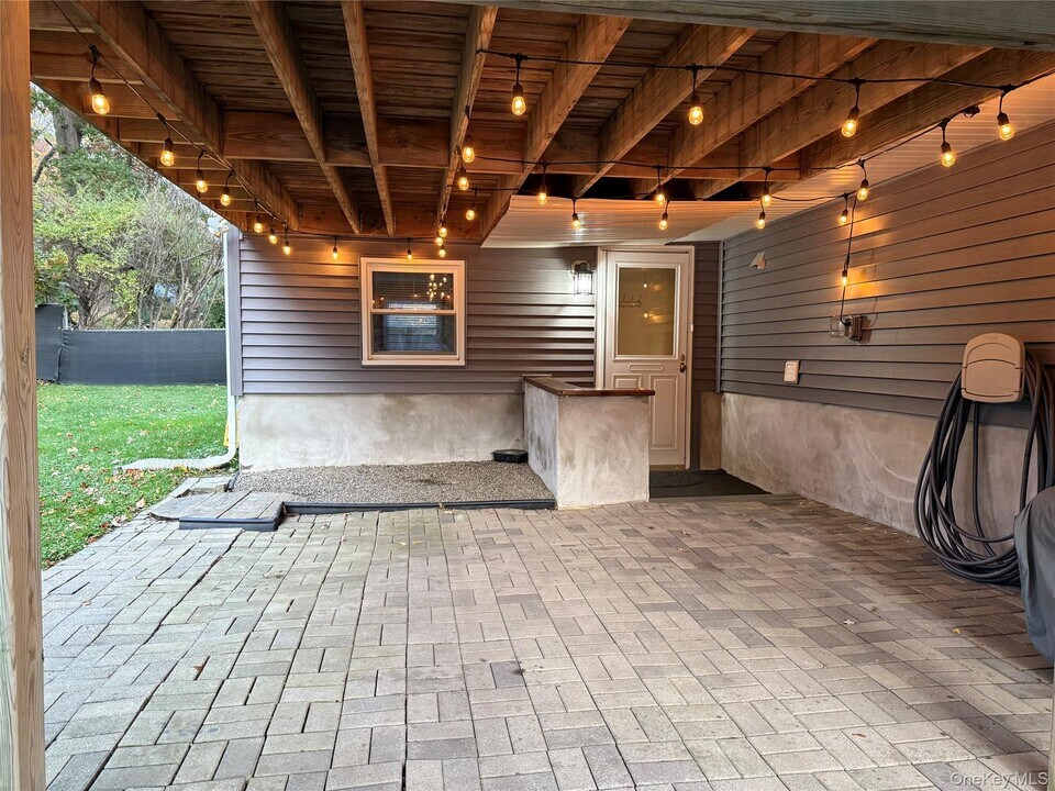 77 Elk Rd in Hopewell Junction, NY - Building Photo