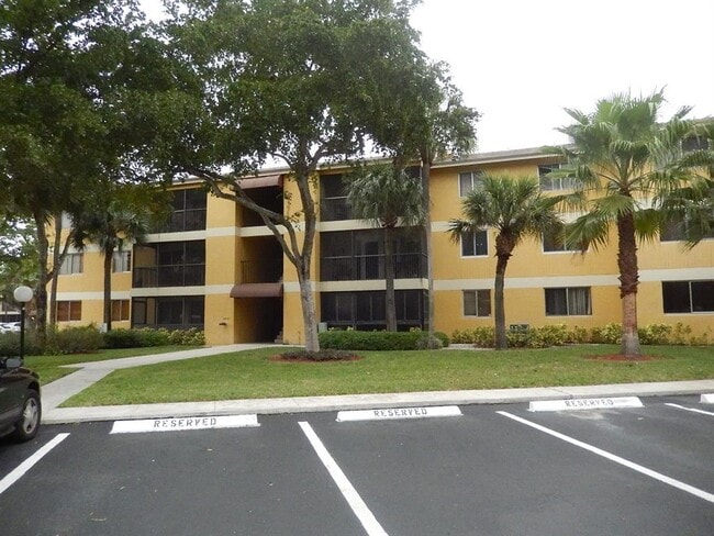 3017 N Oakland Forest Dr, Unit 106 in Oakland Park, FL - Foto de edificio - Building Photo