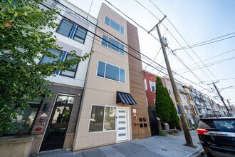 67 Virginia Ave, Unit 1 in Jersey City, NJ - Foto de edificio - Building Photo