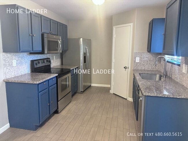 7213 W Hilton Ave in Phoenix, AZ - Building Photo - Building Photo