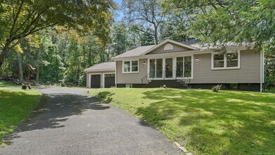 240 Great Plain Rd in Danbury, CT - Building Photo - Building Photo