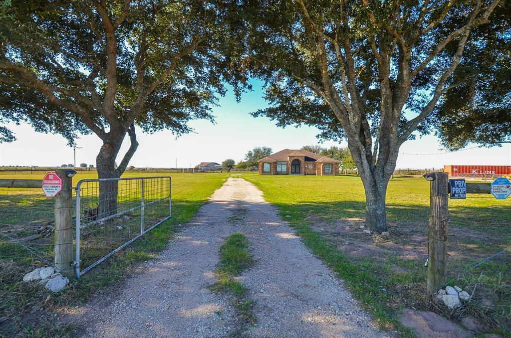 5575 Bollinger Rd in Sealy, TX - Foto de edificio