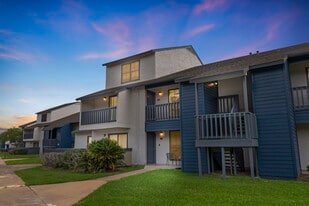 Palm Village in Bay City, TX - Building Photo