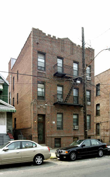 10418 116th St in Jamaica, NY - Building Photo