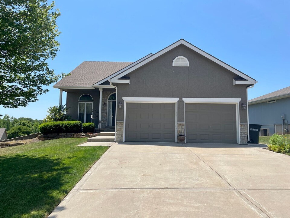 2145 Shenandoah Dr in Leavenworth, KS - Building Photo