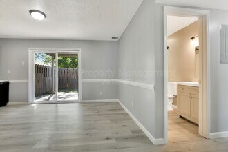 817 Lancelot Ct in Jeffersonville, IN - Building Photo - Building Photo