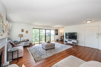 1150 River Rd in Edgewater, NJ - Building Photo - Building Photo
