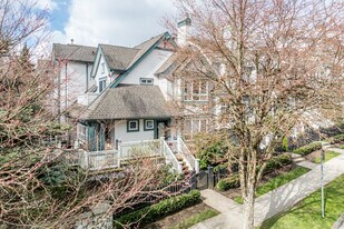 7430 Hawthorne Terr in Burnaby, BC - Building Photo