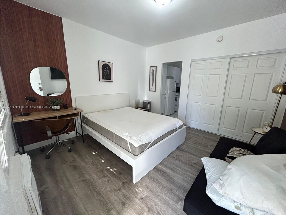 300 Sunset Dr-Unit -4 in Fort Lauderdale, FL - Building Photo