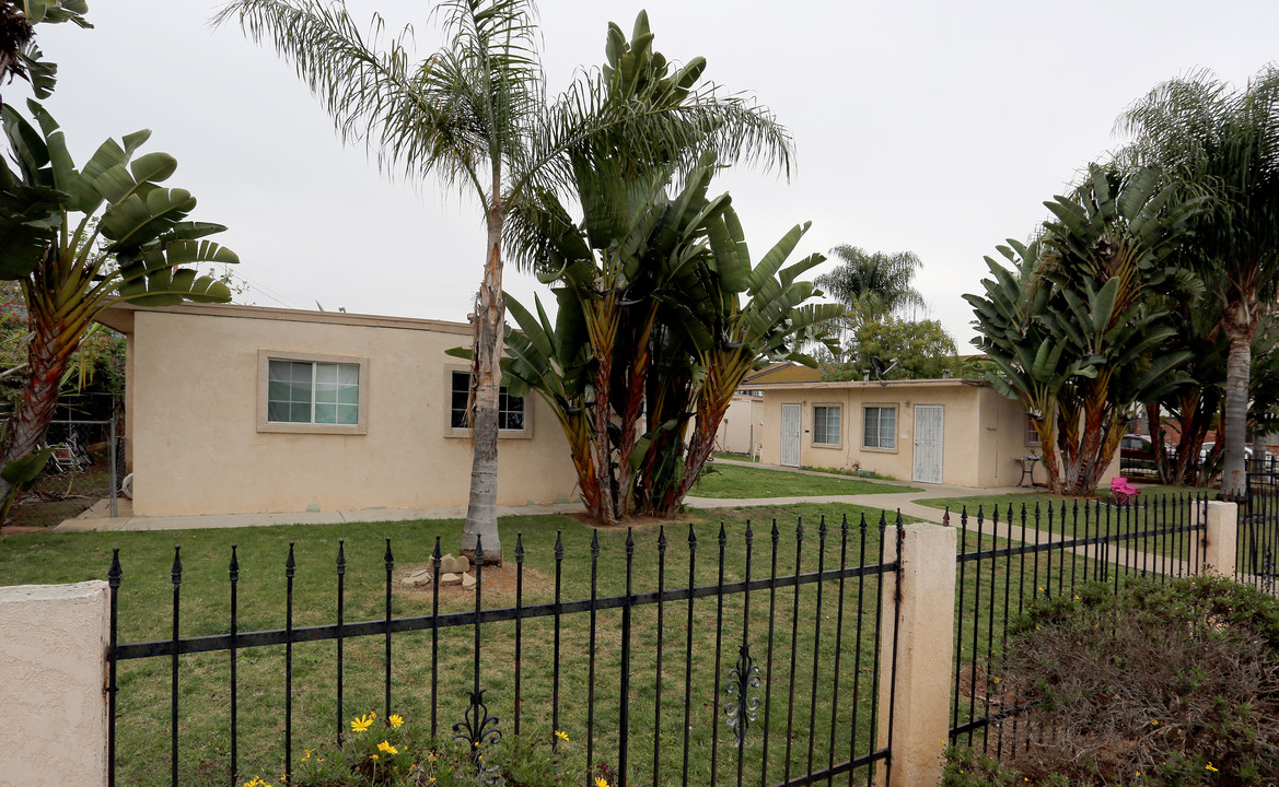 F Avenue Apartments in National City, CA - Foto de edificio