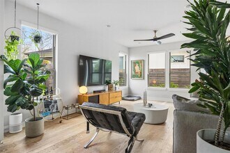 4502 Banister Ln, Unit B in Austin, TX - Building Photo - Building Photo