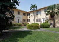 Beacon Manor in Coral Gables, FL - Foto de edificio - Building Photo