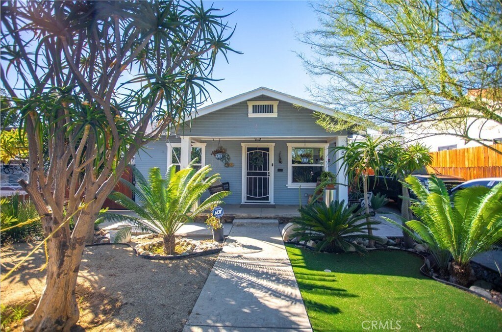 481 N 8th Ave in Upland, CA - Building Photo