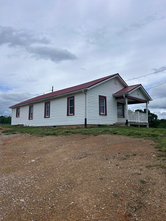 8075 Old Stage Rd in Chuckey, TN - Building Photo